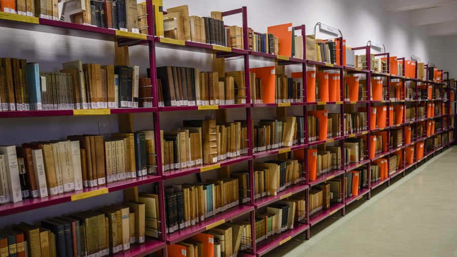 Photographique d'illustration montrant une bibliothèque de livres